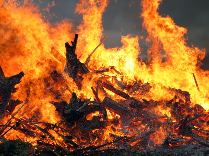 Bonfire close-up. By Janne Karaste (via Wikicommons)