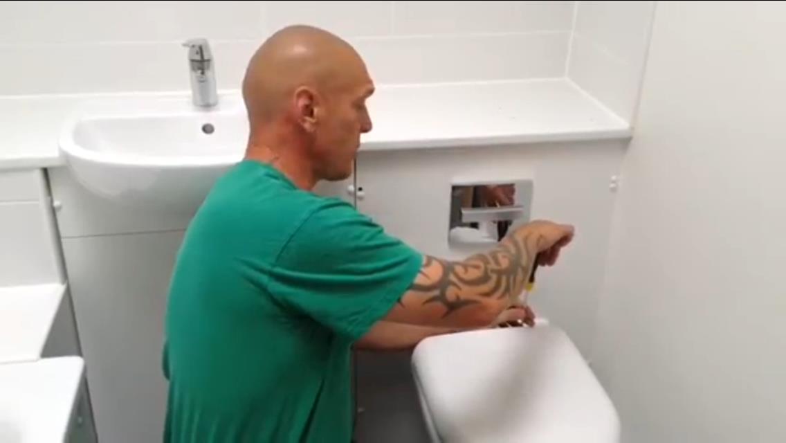 DIY tips - Tony fixes a toilet seat