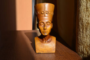 Ancient Egyptian statue. Photo by Igor-Konakov (Unsplash)