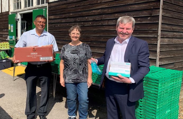 Greener Ealing delivers supplies to the foodbank