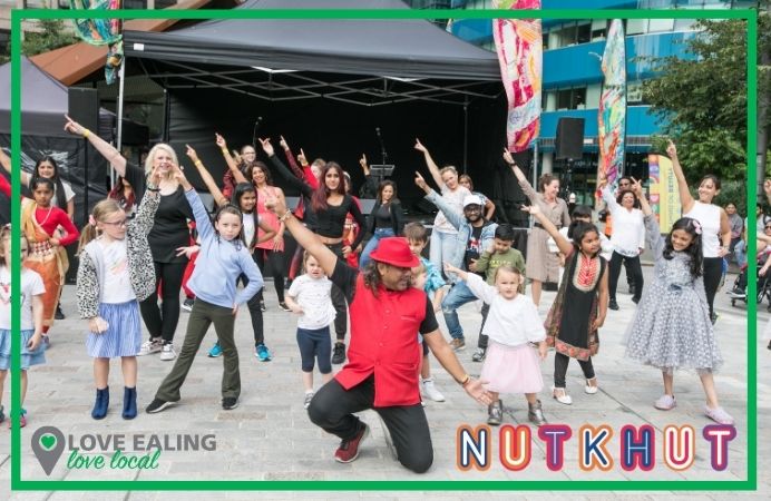 Group learning Bollywood dance - Nutkhut – Kois Miah