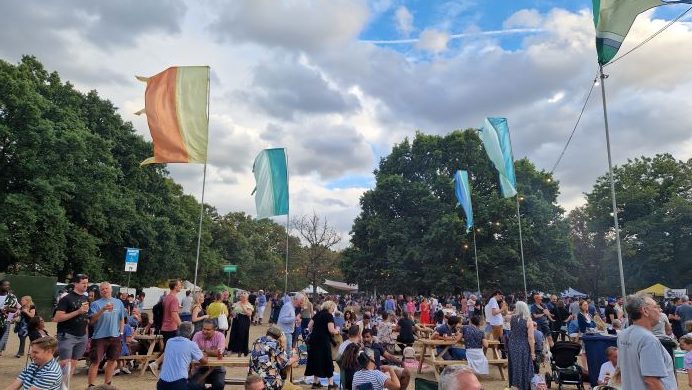 crowds in walpole park